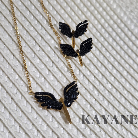 Ensemble Ailes Noires luxe, gourmette et boucles d’oreilles.