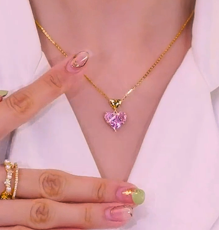 Collier de luxe avec pendentif cœur rose