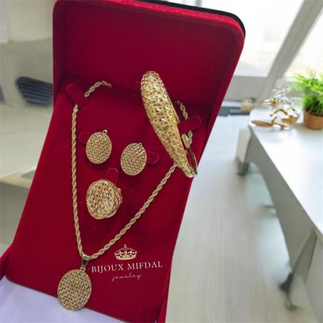 طقم 4 قطع 3D – اللمسة العصرية التي تميزك