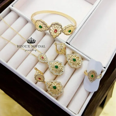 💎 طقم تقليدي 4 قطع بحجر أحمر وأخضر