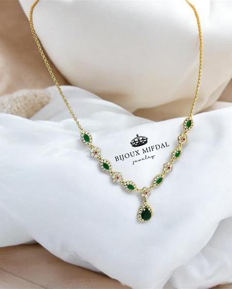 خيط رِيح بالحجار الحمراء والخضراء