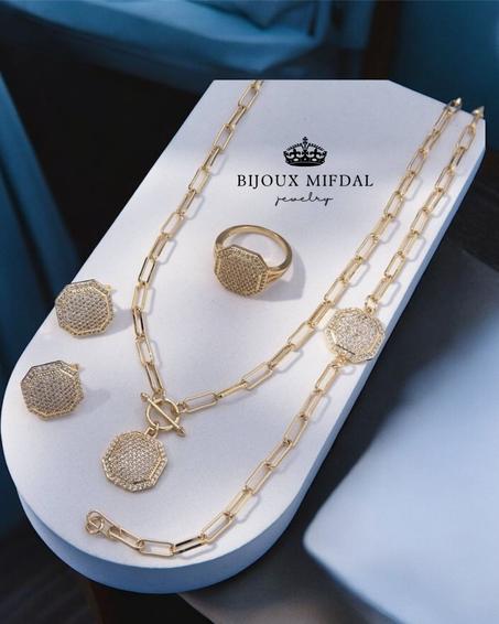 طقم ذهبي 4 قطع منبّت بالحجار الأبيض – فخامة وأناقة لا مثيل لها