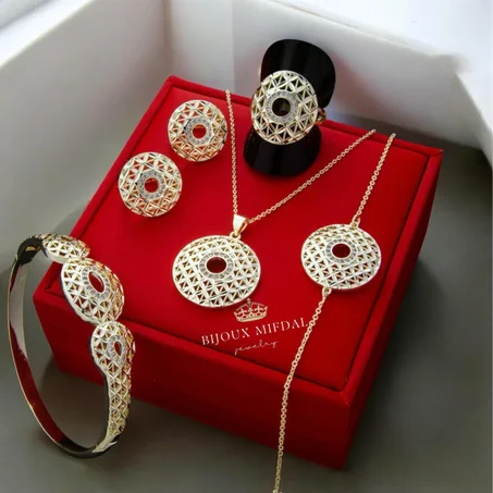 💎 طقم تقليدي 5 قطع – حجر أحمر لمناسبة العيد!