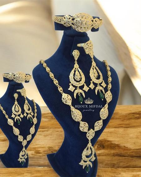 💎 طقم رويال 4 قطع بالحجار البيضاء والخضراء