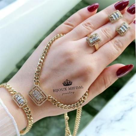 ✨ طقم مميز من الفولاذ مع حجر أبيض – ستايل ذهبي أنيق