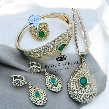 حجر أخضر يضفي لمسة حياة ولمعان على الإطلالة✨