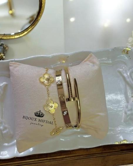 إطلالة فخمة مع طقم كارتييه والمسمار وفان كليف