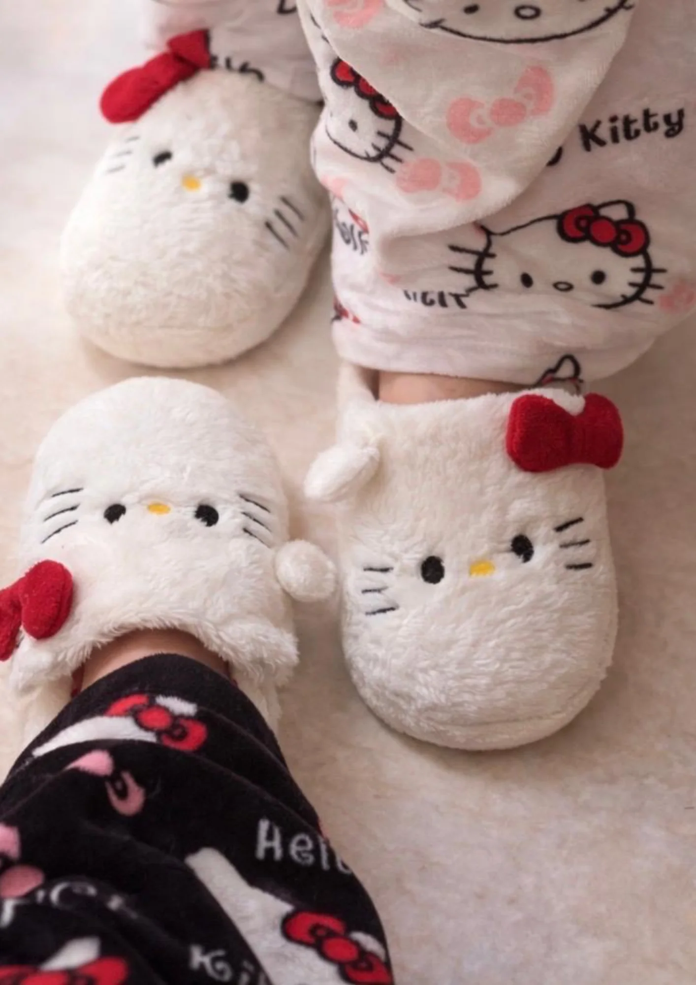 HELLO KITTY SLIPPERS