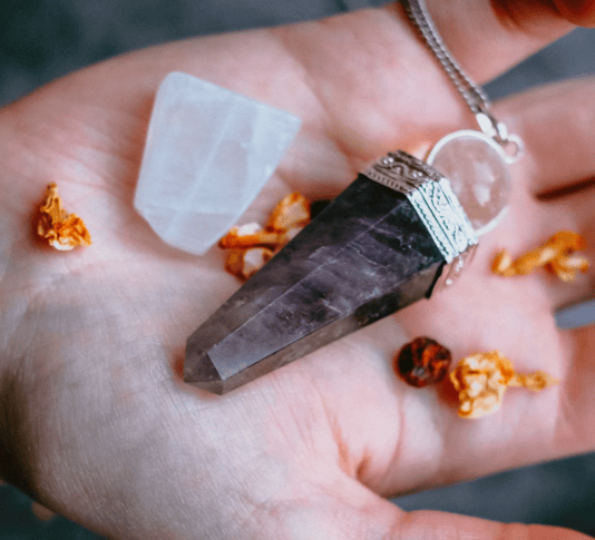 علاقات الأحجار الكريمة/pendentifs