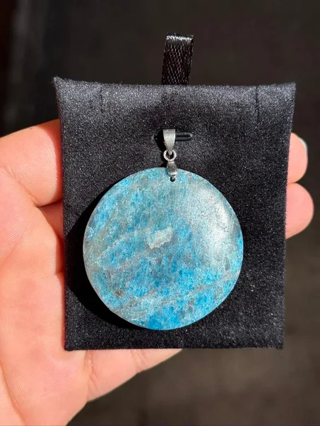 collier apatite bleu /قلادة الأباتيت الأزرق