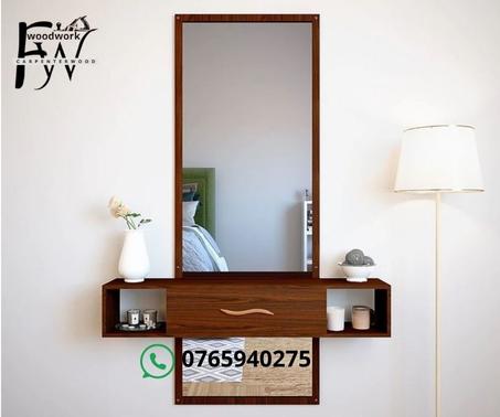 أضف لمسة من الأناقة والفخامة إلى منزلك مع هذه المرآة الخشبية المذهلة!