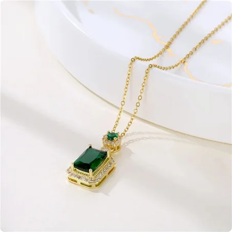Collier Avec Pendentif Zircone Vert Cubique Décor Rectangle + boite cadeu
