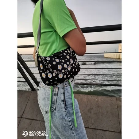 حقيبة يد سوداء مزينة بالزهور
