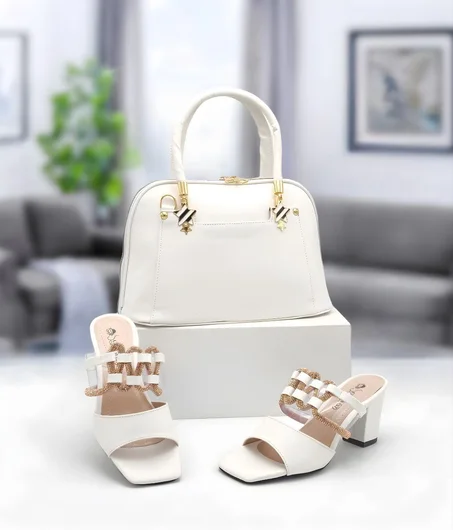 Ensemble Élégant : Sac à Bandoulière Multicolore pour Femmes avec Sandales à Talons Hauts de la Même Couleur