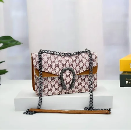 Sac à bandoulière pour femme élégant et multicolore au design raffiné