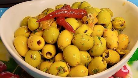 الزيتون مشرمل بالاعشاب الطبيعية