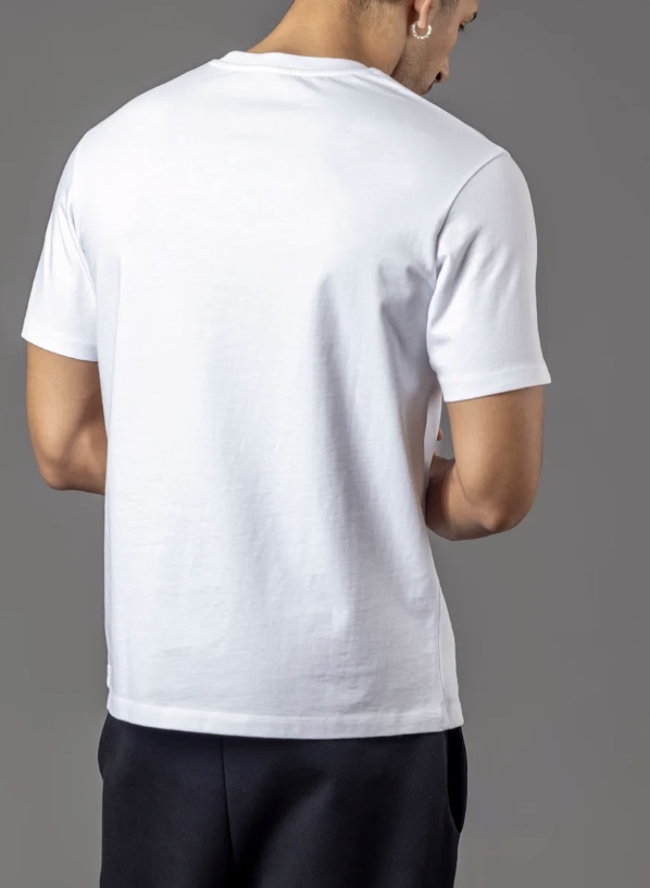 تي-شيرت Basic Fit بلون Off-White – خامة قطنية، تصميم كلاسيكي
