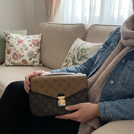 حقيبة لويس فيتون Pochette Métis بمزيج المونوغرام العكسي الفاخر.