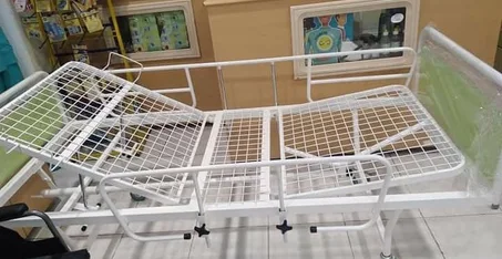 Lit Médical Manuel à 2 Articulations A ROUES ET AVEC 2 BARREAUX