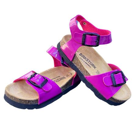 صندل عملي وراقي، مناسب للأطفال النشيطين طيلة اليوم.