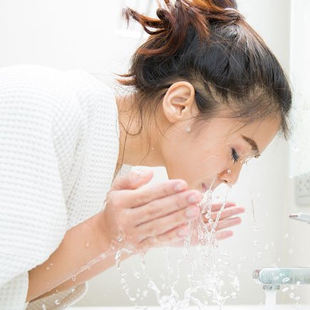 ماذا يحدث إذا لم تغسل وجهك صباحًا؟