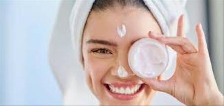 أفضل المكونات الطبيعية للعناية بالبشرة وكيفية استخدامها