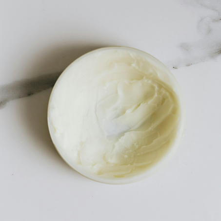 الفرق بين البشرة الجافة والبشرة الحساسة