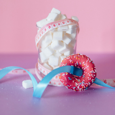 هل السكر يضر البشرة؟