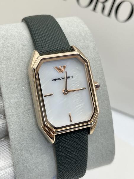 ستمتع بأرقى تصاميم الموضة مع هذه الساعة الأصلية من علامة EMPORIO ARMANI. تتميز بجودة عالية وتصميم أنيق يناسب جميع المناسبات. مصنوعة من مواد فاخرة تضمن المتانة والتمي