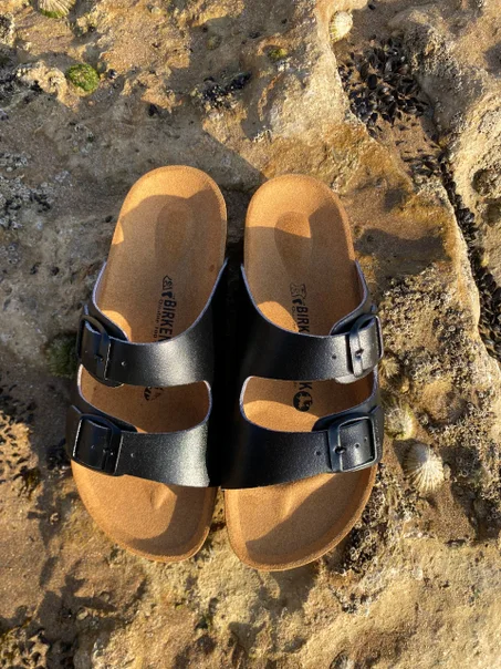 صندل طبي مريح بتصميم عصري – خفيف وأنيق للاستخدام اليومي