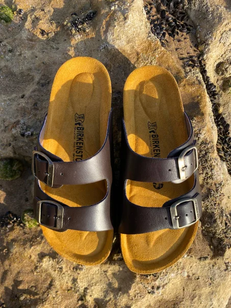 صندل طبي مريح بتصميم عصري – خفيف وأنيق للاستخدام اليومي