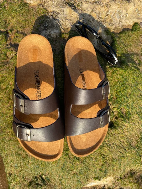 صندل طبي مريح بتصميم عصري – خفيف وأنيق للاستخدام اليومي