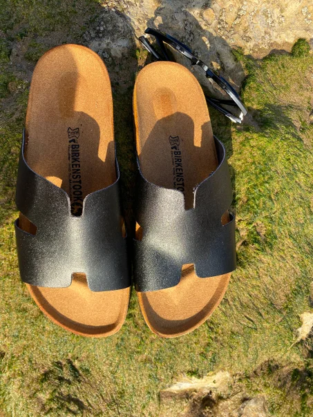 صندل طبي مريح بتصميم عصري – خفيف وأنيق للاستخدام اليومي