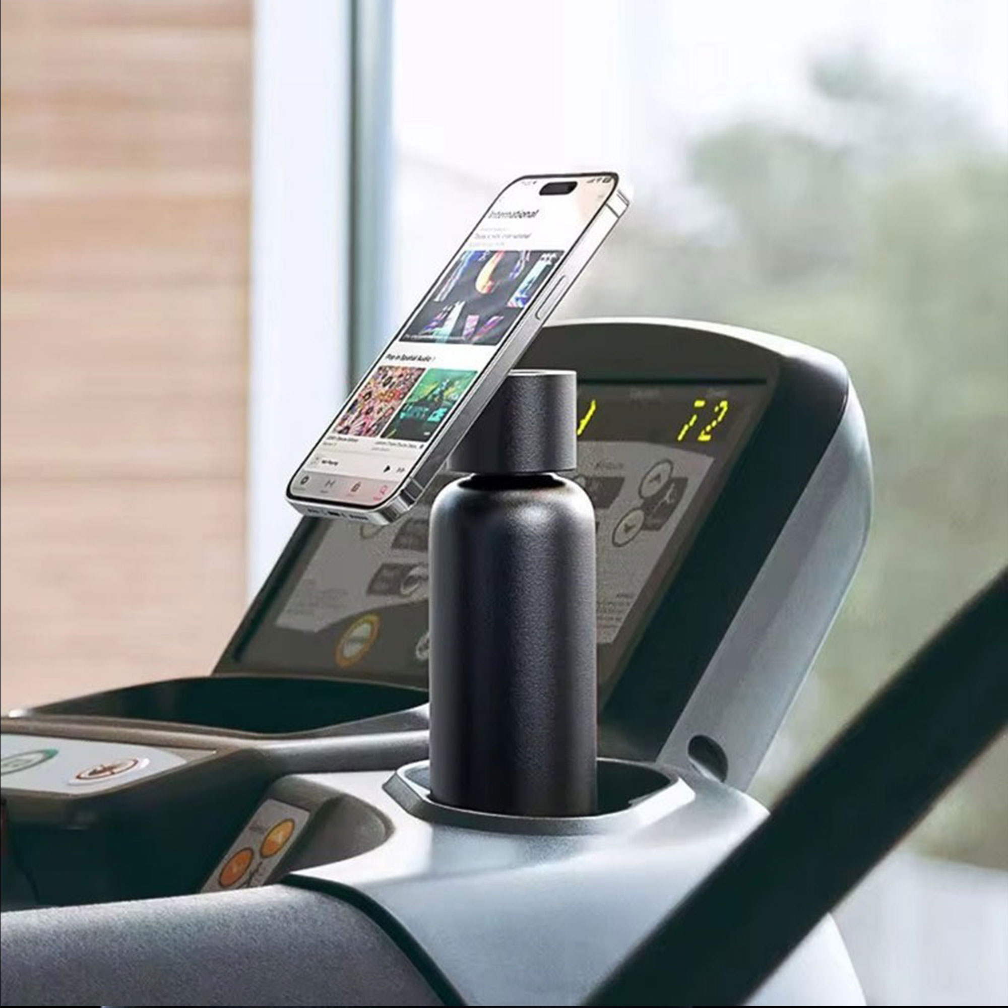 Ringo Water bottle with magnetic mobile phone holder