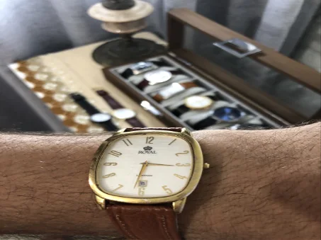⌚️ Cette montre-bracelet élégante au boîtier de forme tonneau et au bracelet en cuir marron est une Royal London à mouvement quartz, dotée d'un cadran clair avec guichet de date à 6 heures.