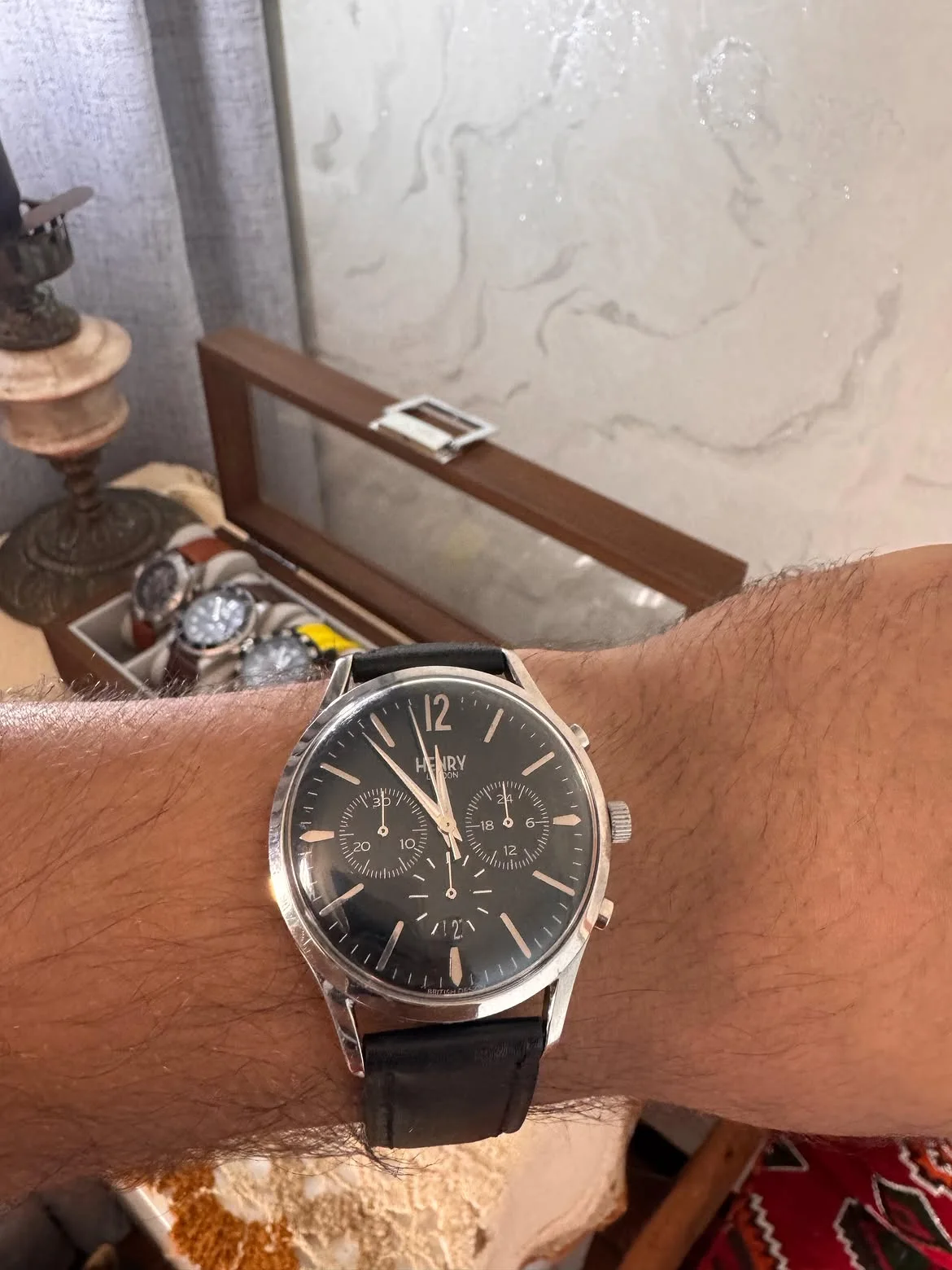 montre est une Henry London Edgware (modèle HL41-CS-0023) arborant un cadran noir et un bracelet en cuir noir.