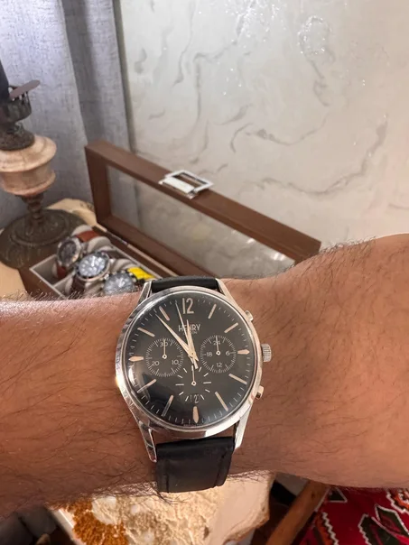 montre est une Henry London Edgware (modèle HL41-CS-0023) arborant un cadran noir et un bracelet en cuir noir.
