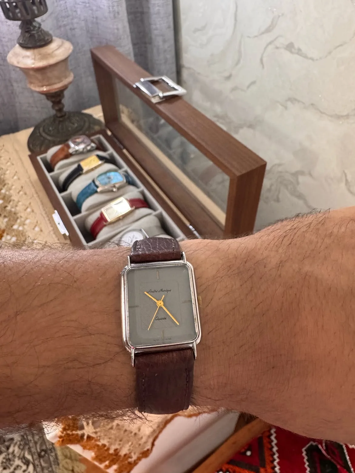 ⌚️ vintage au poignet est un modèle à quartz de la marque André Monique. Elle arbore un style « Tank » classique caractérisé par son boîtier rectangulaire en acier et son cadran gris épuré