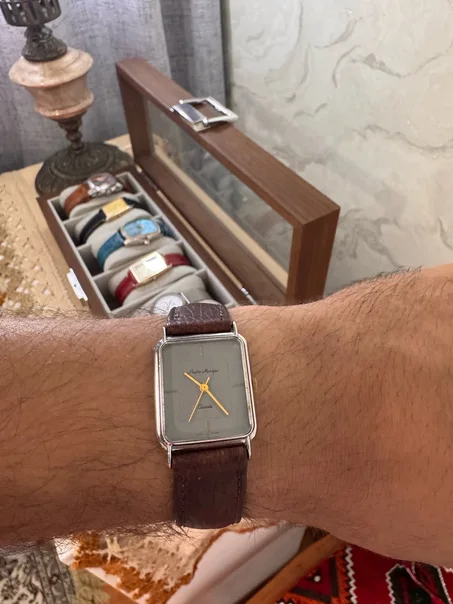 ⌚️ vintage au poignet est un modèle à quartz de la marque André Monique. Elle arbore un style « Tank » classique caractérisé par son boîtier rectangulaire en acier et son cadran gris épuré