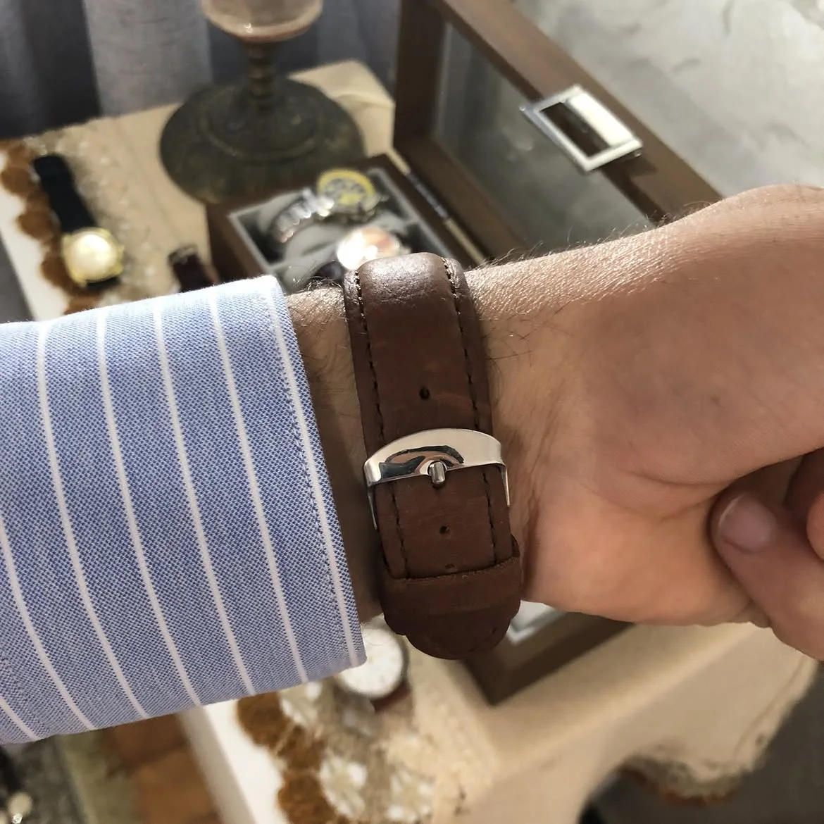 ⌚ montre Guess W80043G1 à double fuseau horaire se distingue par son boîtier en acier inoxydable et son bracelet en cuir marron.montre Guess W80043G1 à double fuseau horaire se distingue par