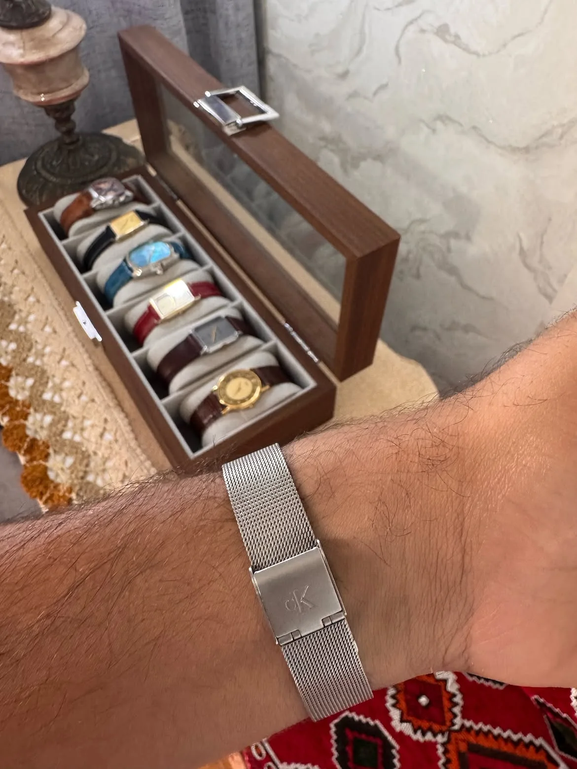 vintage pour homme Calvin Klein K3111 fabriquée en Suisse avec un cadran gris et un bracelet en maille d'acier inoxydable.
