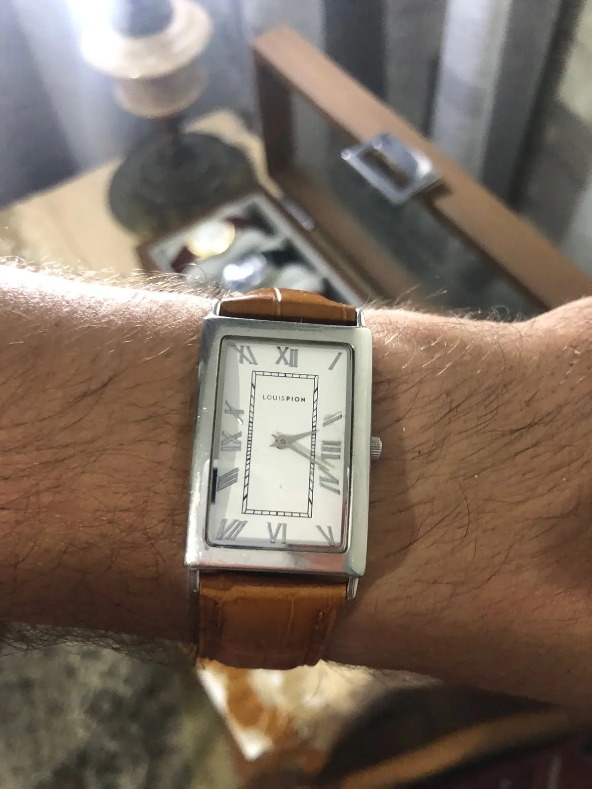 ⌚️montre rectangulaire est un modèle de la marque française Louis Pion