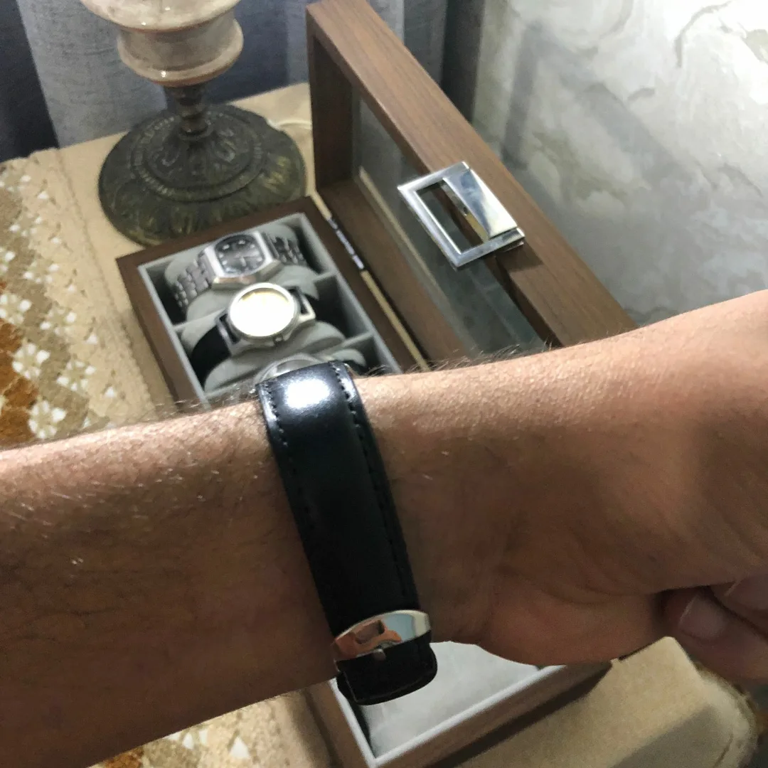 ⌚ vintage arbore un cadran blanc épuré doté de chiffres arabes élégants et d'un guichet de date à 3 heures.