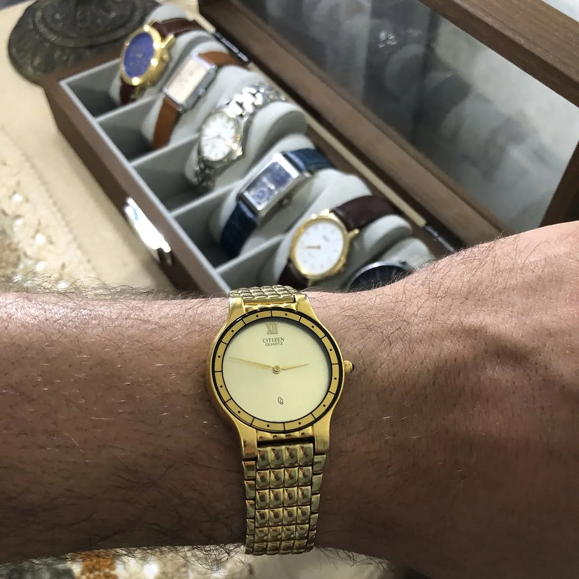 ⌚ vintage Citizen Quartz à boîtier et bracelet plaqué or possède un cadran crème épuré avec un chiffre romain à 12h et de fines aiguilles dorées.
