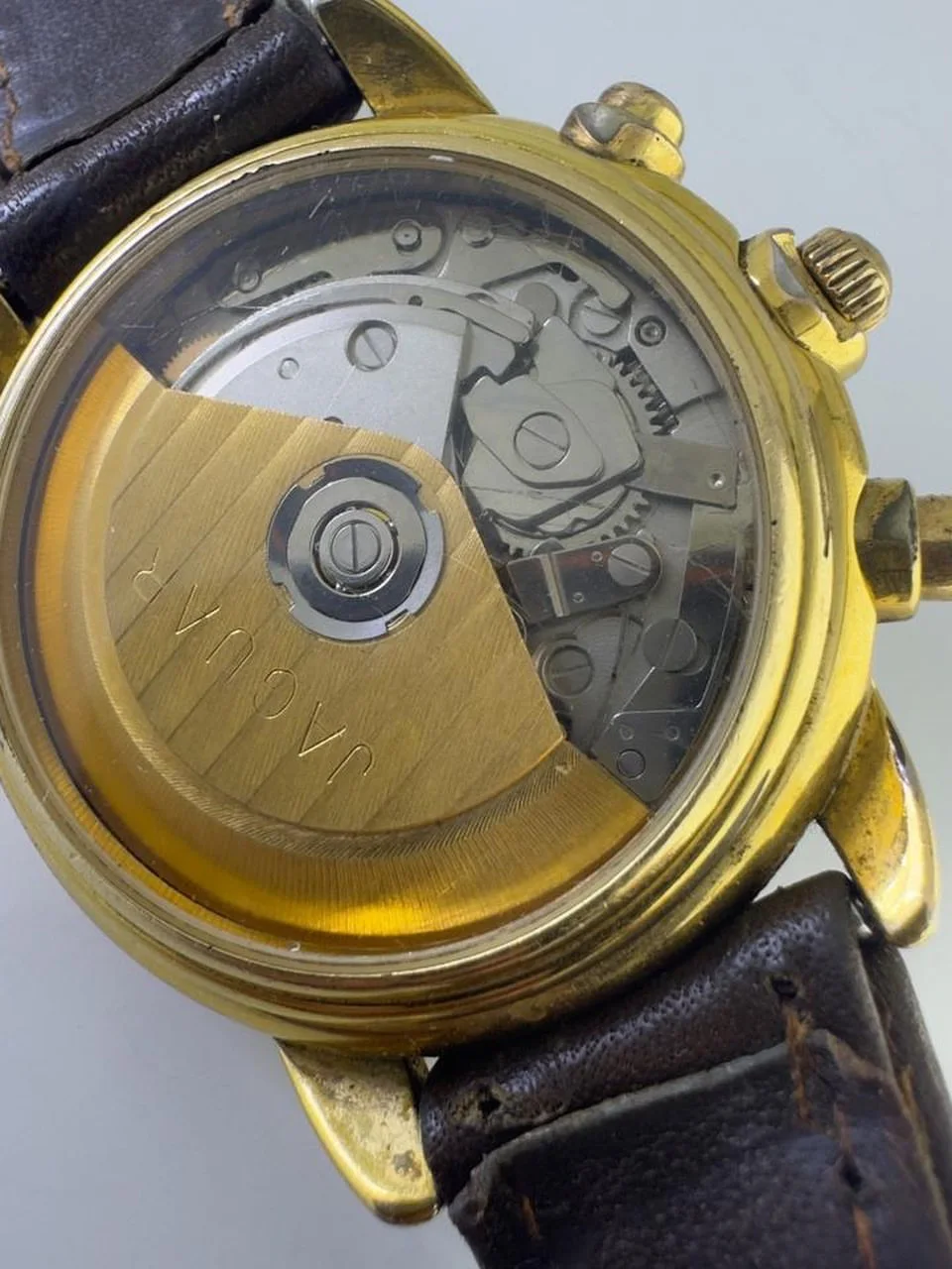 montre est un chronographe automatique vintage Jaguar Chronograph Automatic, calibre suisse de légende Valjoux 7750 années 1990