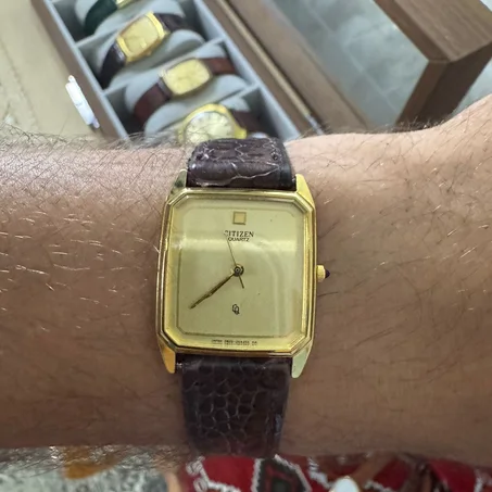 ⌚️ Citizen Tank Vintage Quartz, un modèle élégant produit principalement au cours des années 1980 quartz Watch 3040297 With Steel Gold Case And Leather Strap