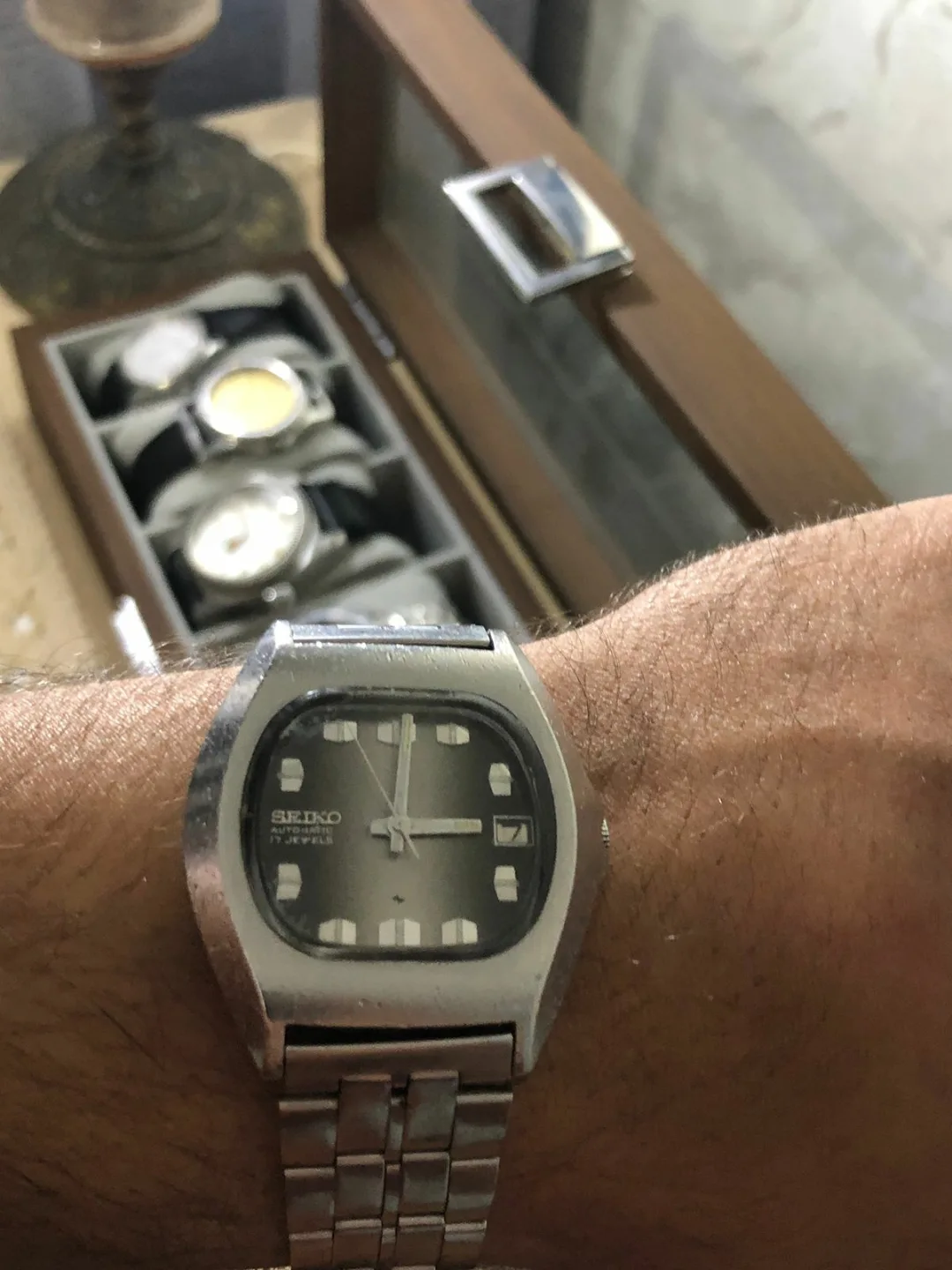 ⌚ vintage Seiko 5 Automatic (réf. 7025-5010) des années 1970, dotée d'un boîtier coussin/TV en acier brossé et d'un cadran atypique avec le logo Seiko positionné sur le côté gauche.