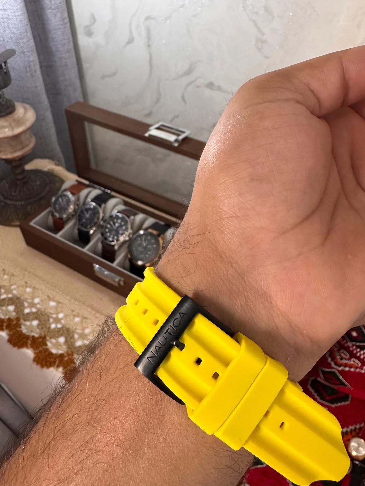 ⌚️✅NAUTICA 800 DH montre Nautica, modèle NAI17515G, se distingue par son bracelet en silicone jaune vif.