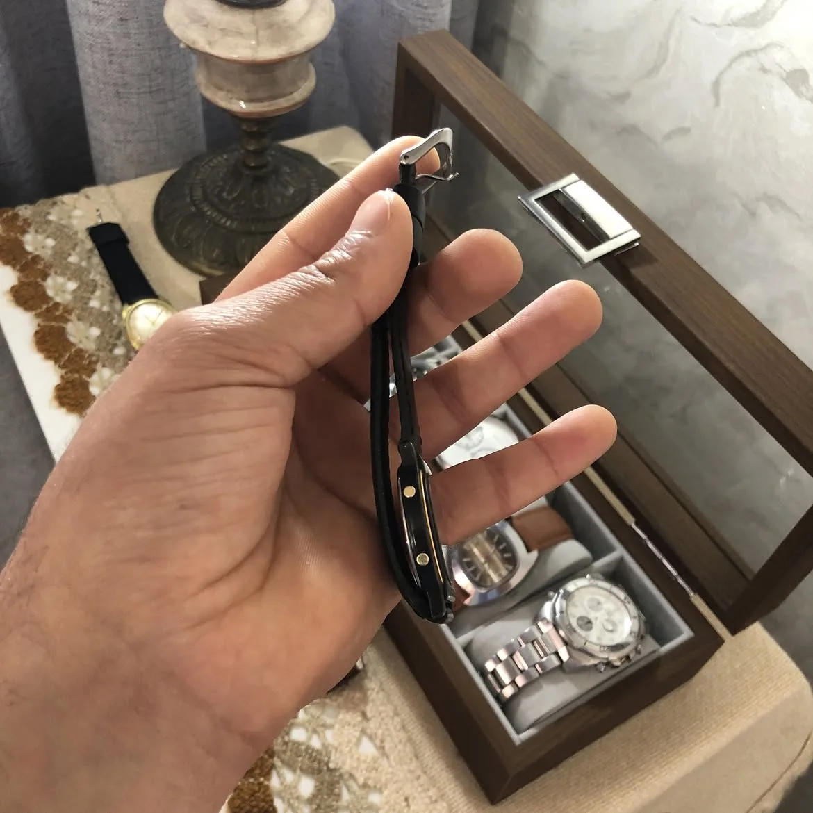 ⌚montre vintage Citizen Quartz Ana-Digi (référence 3630). Elle se caractérise par son boîtier noir et or, ses aiguilles analogiques fines et son écran d'affichage numérique (LCD) situé dans l