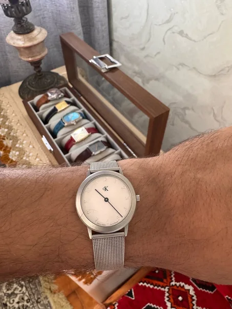 vintage pour homme Calvin Klein K3111 fabriquée en Suisse avec un cadran gris et un bracelet en maille d'acier inoxydable.